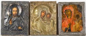 Conjunto de tres iconos rusos con oklad de metal